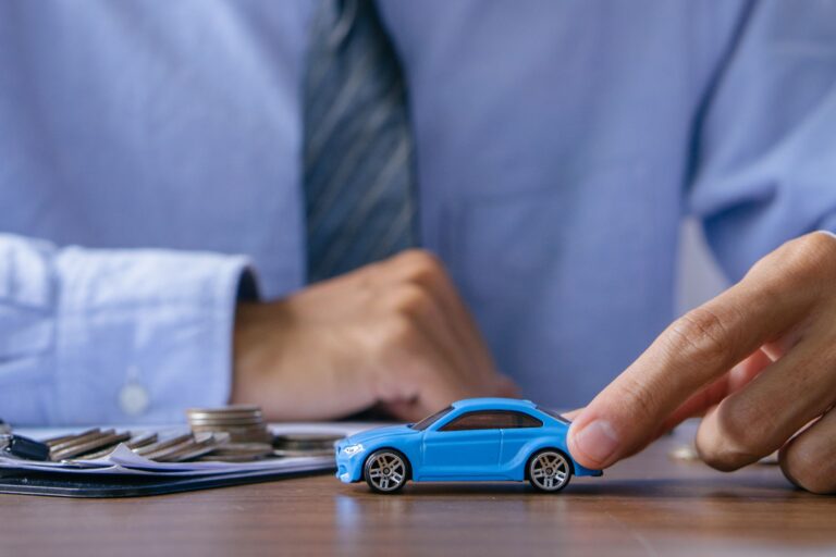 koncepcja agenta ubezpieczającego samochód